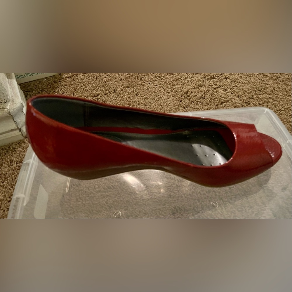 Red, low wedge flat dress shoe 7.5